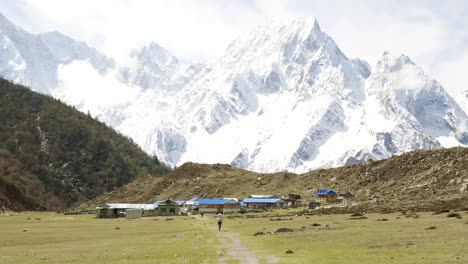 Nepalesischen-Dorf-Bimthand-mitten-in-den-Bergen.-Manaslu-Circuit-Trek.