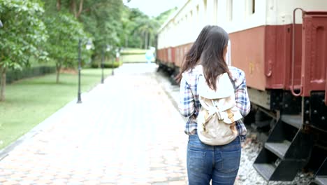 4K-Filmmaterial.-Frau-glücklich-asiatische-Touristen-am-Bahnhof,-Fuß-zum-Zug-und-Schritt-auf-Treppe.-Reisen-Sie-in-Asien-mit-Nostalgiezug.-Freizeit-Touristen,-die-Reisen-von-Zugverbindungen