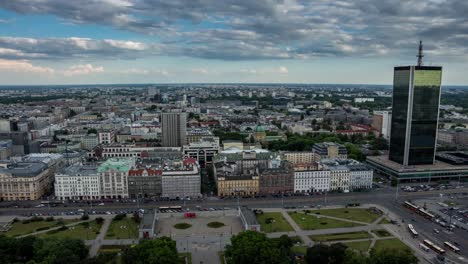 Lapso-de-tiempo-soleado-de-parte-sur-de-la-ciudad-de-Varsovia