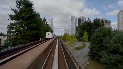 movimiento-sobre-los-rieles-de-un-tren-en-un-día-de-verano