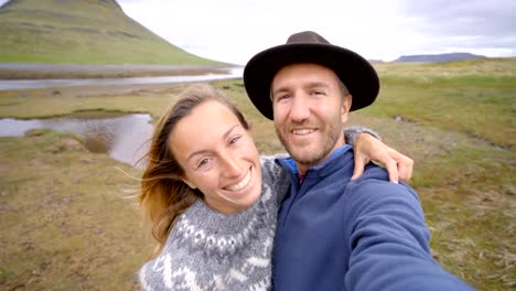 4K-Selfie-retrato-de-pareja-de-turistas-en-Islandia-en-Kirkjufell-montaña