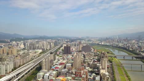 Taiwan-taipei-paisaje-soleado-día-tráfico-carretera-y-río-puente-aéreo-panorama-4k