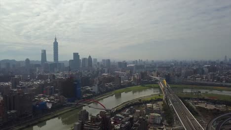 Taiwan-taipei-paisaje-soleado-día-tráfico-carretera-y-río-puente-centro-aéreo-panorama-4k