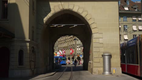 Suiza-día-soleado-Berna-ciudad-tráfico-principal-calle-arco-panorama-4k