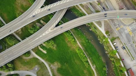 Schweiz-Zürich-am-Flussufer-Verkehr-Straße-Kreuzung-aerial-Panorama-4k