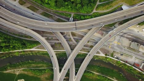 Suiza-zurich-orilla-carretera-ensambladura-del-tráfico-aérea-vista-4k-para-abajo