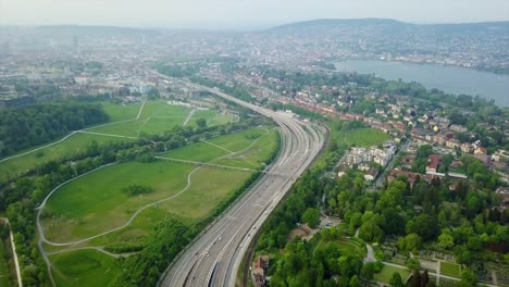 Schweiz-Zürich-Stadtbild-am-See-Verkehr-Straße-aerial-Panorama-4k