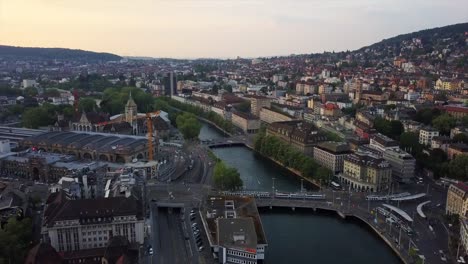 Suiza-atardecer-zurich-ciudad-central-junto-al-río-aéreo-panorama-4k