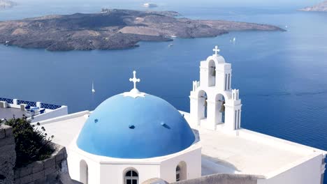 Breite-Aufnahme-einer-blauen-Kirche-Kuppel-und-drei-Glocken-in-Fira,-santorini