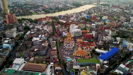 Fly-to-temple,-City-scene,-Bangkok,-Thailand