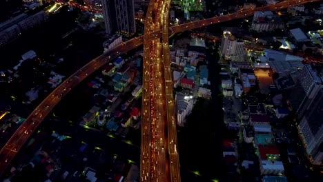 mirar-hacia-abajo-al-tráfico-en-la-carretera-por-la-noche,-4k-video