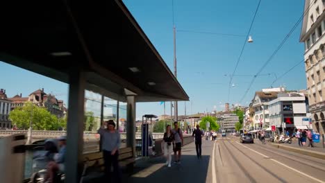 Suiza-día-soleado-zurich-ciudad-río-limmatquai-concurrida-Bahía-panorama-calle-4k-timelapse