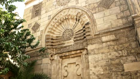 fachada-de-la-mezquita-de-al-aqmar-en-el-cairo,-Egipto