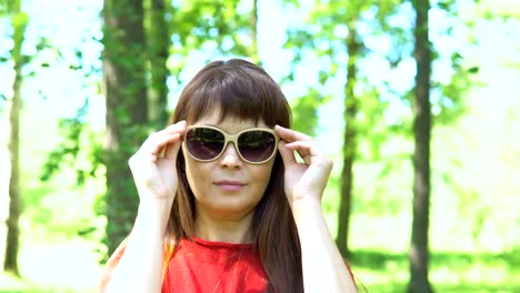 Retrato-de-una-mujer-en-gafas-de-sol.