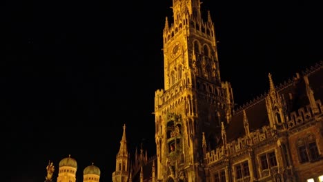 Vista-nocturna-del-nuevo-Ayuntamiento-en-Marienplatz-en-Munich,-Baviera