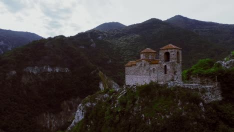 Suave-lento-vista-aérea-de-la-fortaleza-de-Asen-en-Asenovgrad-Plovdiv-Bulgaria-con-hierba-verde-en-el-destino-turístico-la-tarde-de-verano