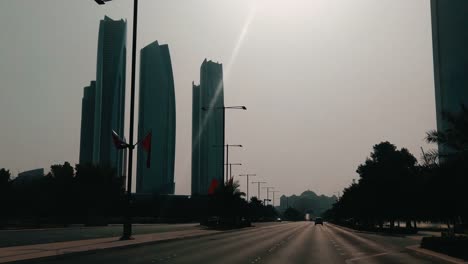 Schöne-Aussicht-auf-Abu-Dhabi-Türme-beim-Autofahren