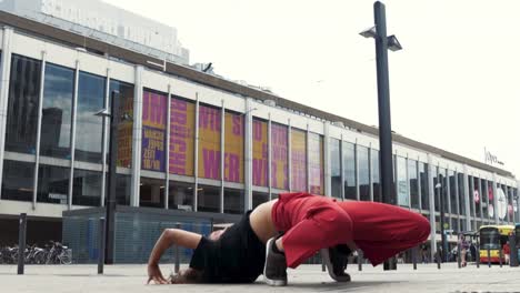 Handstand-en-distrito-comercial