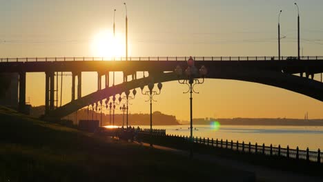 Puente-sobre-el-río-Volga,-región-de-Yaroslavl,-Rybinsk-ciudad,-Rusia-de-Volga.-Hermoso-paisaje-con-agua