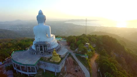 puesta-del-sol-en-la-vista-aérea-en-Phuket-Tailandia-de-Buda-grande