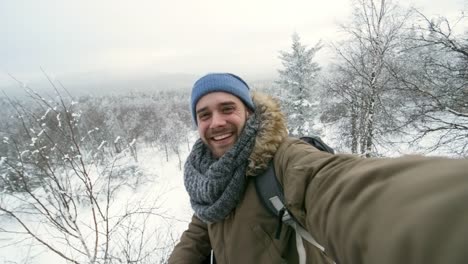 Traveler-Telling-about-National-Park-during-Winter-Trip