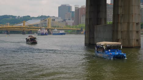 Ver-día-de-barcos-en-el-río-de-Allegheny-en-Pittsburgh