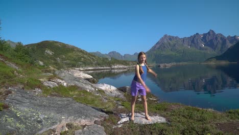 Una-muchacha-está-bailando-sobre-un-fondo-de-naturaleza