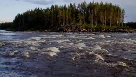 Río-con-rápidos-en-el-norte-de-Finlandia.-agua-hirviendo