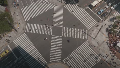 TimeLapse---paisaje-de-intersección-revuelto-en-Tokio-Sekiyabashi-en-Japón