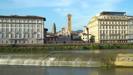 Florenz,-Toskana,-Italien.-Zu-Fuß-entlang-des-Arno-Flusses-und-Blick-auf-die-Chiesa-Di-SS.-Salvatore-in-Ognissanti