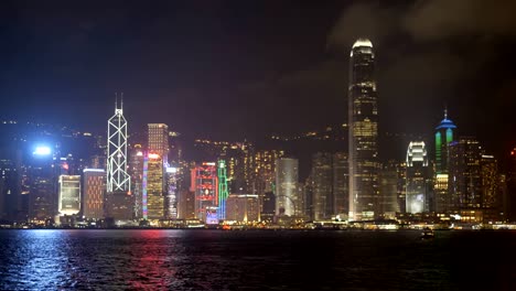 Nachtaufnahme-von-der-IFC-Gebäude-und-Victoria-Harbour-in-Hongkong