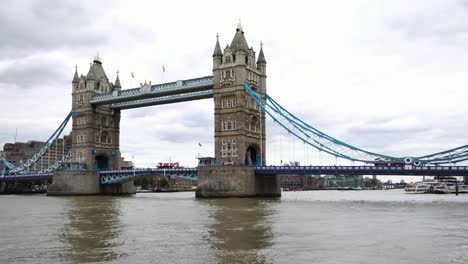 Kultigen-roten-Doppeldecker-Bus-vorbei-über-die-berühmte-Tower-Bridge-in-London,-Großbritannien