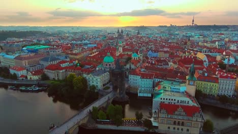 Birdseye-aéreo-volando-bajo-alrededor-de-ciudad-vieja,-Praga,-República-Checa