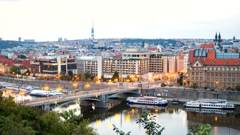 Brücke-über-den-Fluss-vor-Sonnenaufgang-in-Prag-Zeitraffer