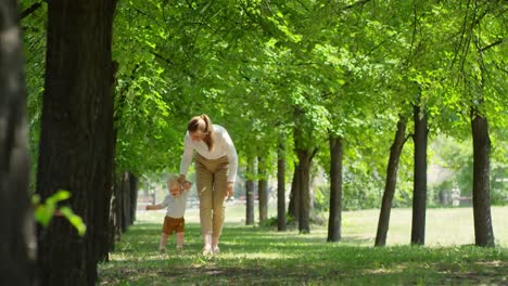 Mutter-und-Kind-im-Park-spazieren