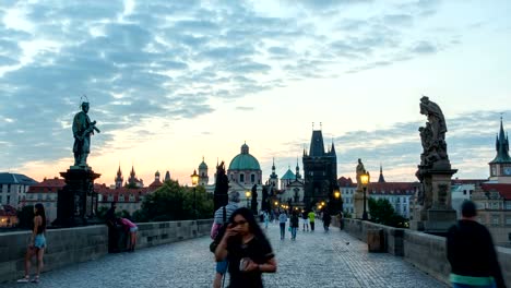 Karlsbrücke-in-Prag-vor-Sonnenaufgang,-Böhmen,-Tschechien.-Roter-Himmel