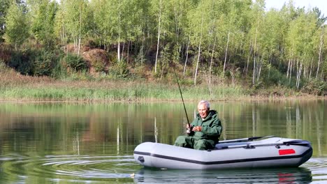 Senior-Angeln-in-einem-Boot