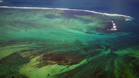 Luftaufnahme-von-Korallenriffen-aus-Lemorne-Brabant-in-Mauritius.