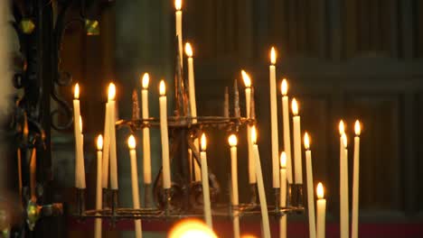 Hintergrund-brennenden-Kerzen-in-der-Kirche