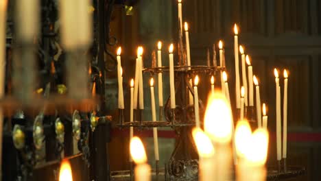 velas-de-fondo-en-la-iglesia