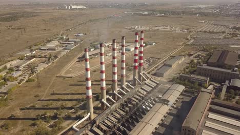 concepto-de-contaminación-de-aire-industrial,-fábrica,-cerca-de-la-ciudad,-vista-aérea