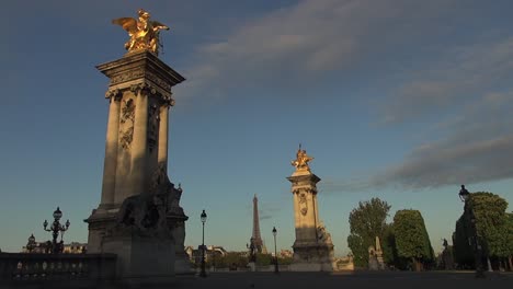 Por-la-mañana-cerca-del-puente-de-Alejandro,-París,-Francia