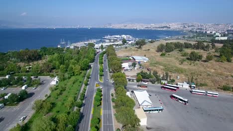 Toma-aérea-de-tráfico,-drone,-vista-de-Izmir,-izmir-korfezi