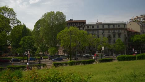 Milán-ciudad-día-soleado-tráfico-calle-lenta-Parque-panorama-4k-Italia