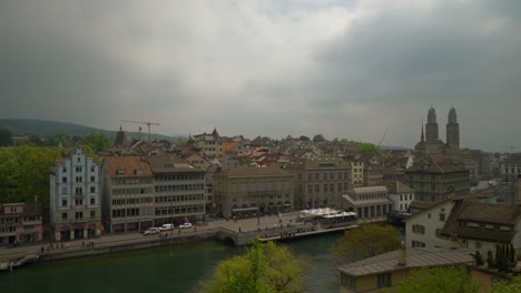 día-nublado-zurich-famosa-ciudad-ribereña-en-la-azotea-slow-motion-panorama-4k-Suiza