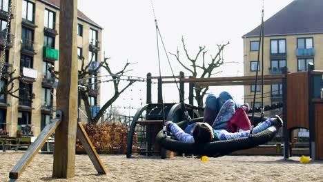 Studentin-zum-Entspannen-in-Schwung-auf-Stadt-Spielplatz,-Freiheit-und-inspiration