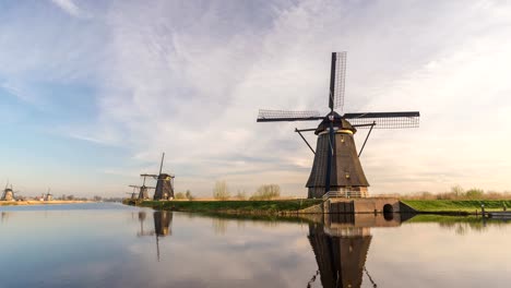 Lapso-de-tiempo-del-molino-de-viento-holandés-en-países-bajos-aldea-Kinderdijk,-timelapse-de-4K