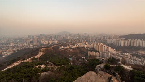 Seúl,-Corea,-Timelapse---gran-angular-Seúl-de-día-a-noche-vista-desde-las-rocas-Seonbawi