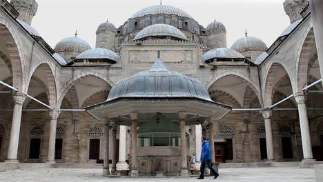 Arquitectura-de-la-mezquita-de-Sehzade-viejo-Turco-de-otomano.-Distrito-de-Fatih,-Estambul-Turquía