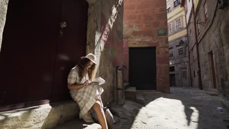 Mujer-relajante-en-una-calle-estrecha-con-mapa-de-papel